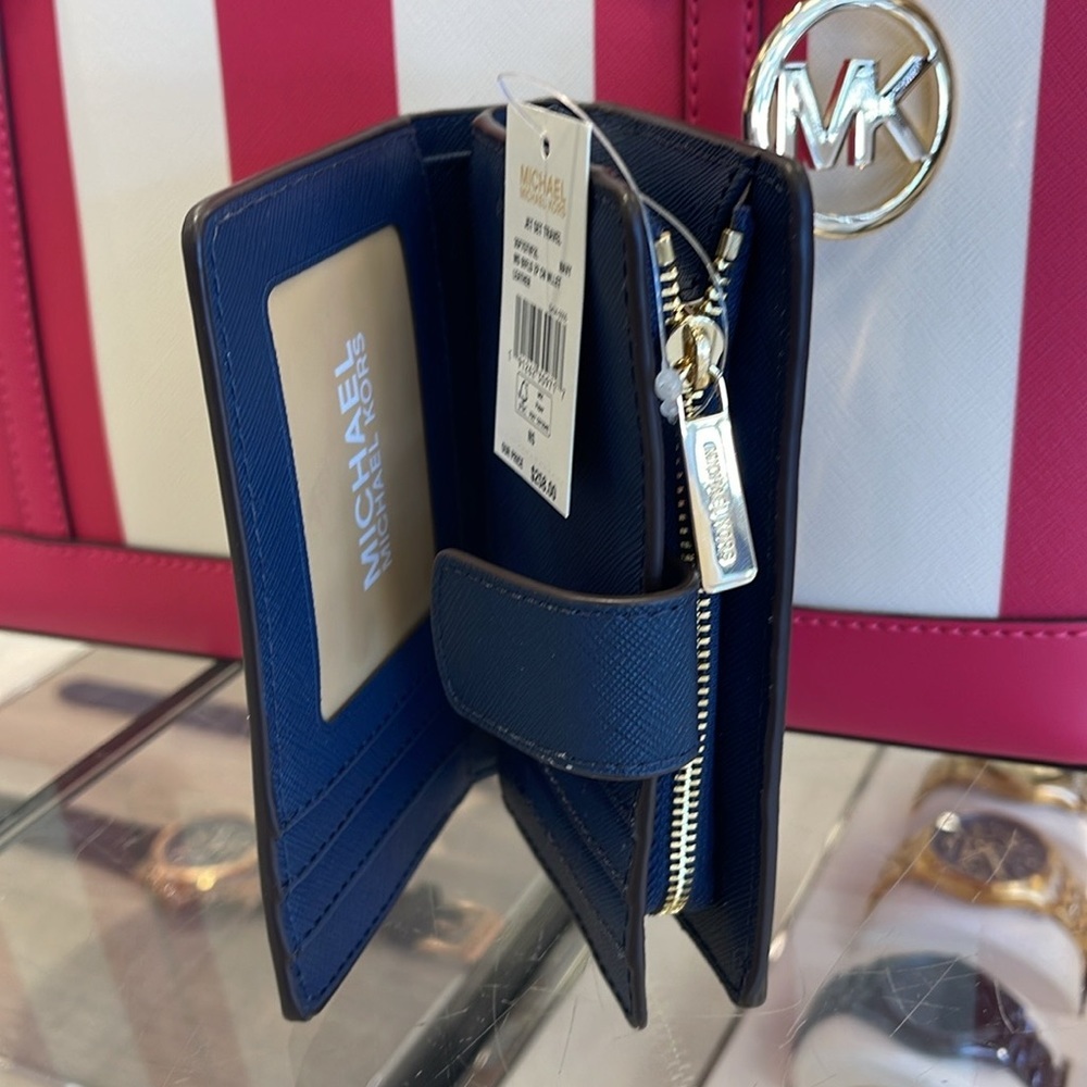 MICHAEL KORS
Medium Jet Set Travel Crossgrain Leather Bifold Zip Wallet
Navy
NWT - Picture 16 of 16
